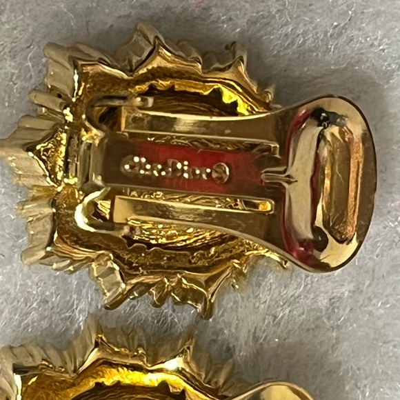 DIOR Vintage Clip On Earrings - Picture 5 of 10